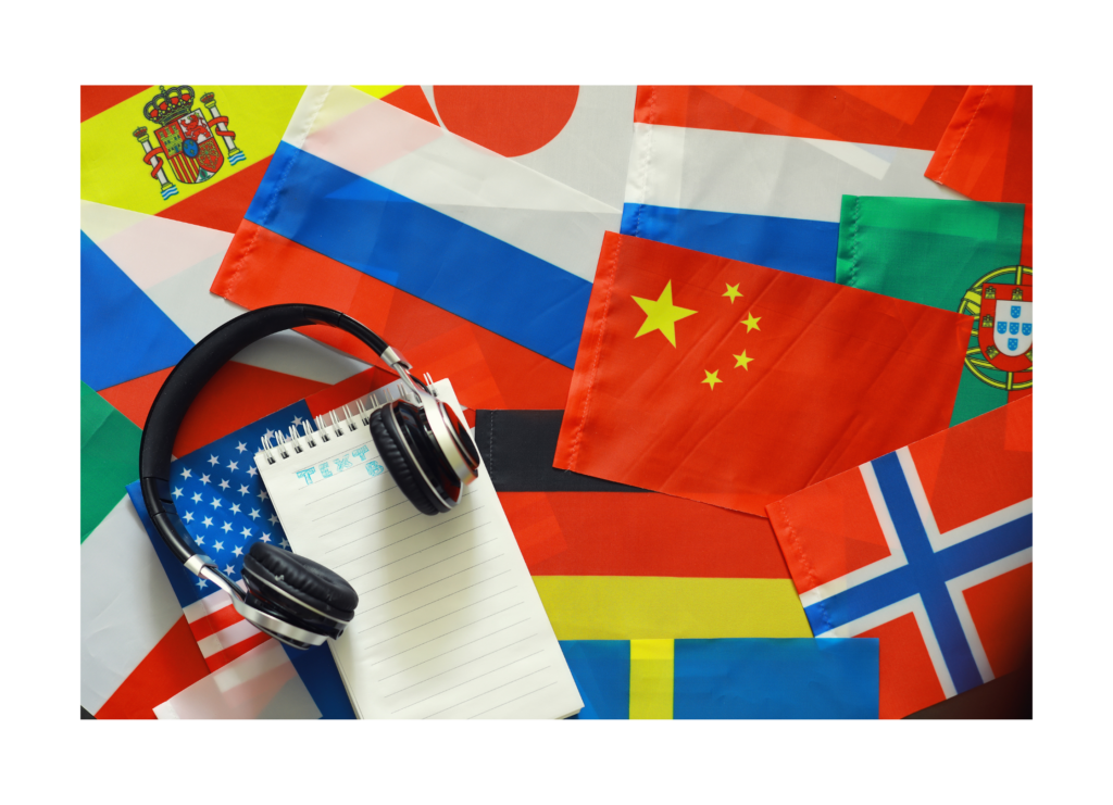 bloc de notas y auriculares de diadema sobre banderas de países