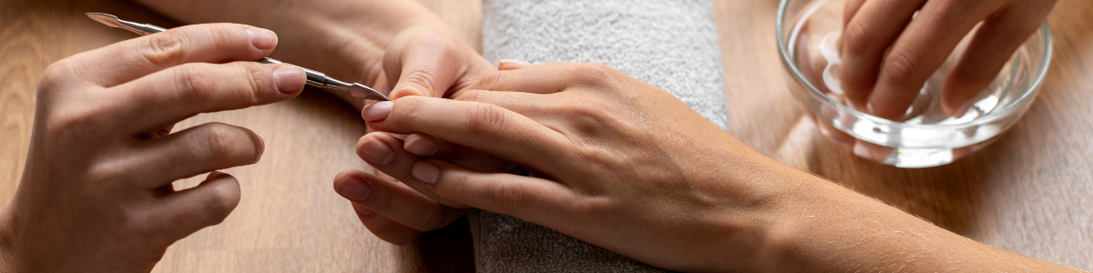 auxiliar estetica manos haciendo manicura
